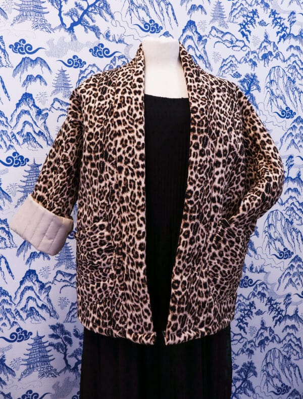 Leopardikuvioinen tikkitakki onesize (koot EU 36-46)