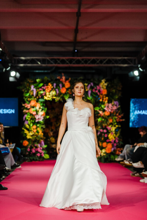 Amaloven Lily in the Middle hääpuku, koko: 38