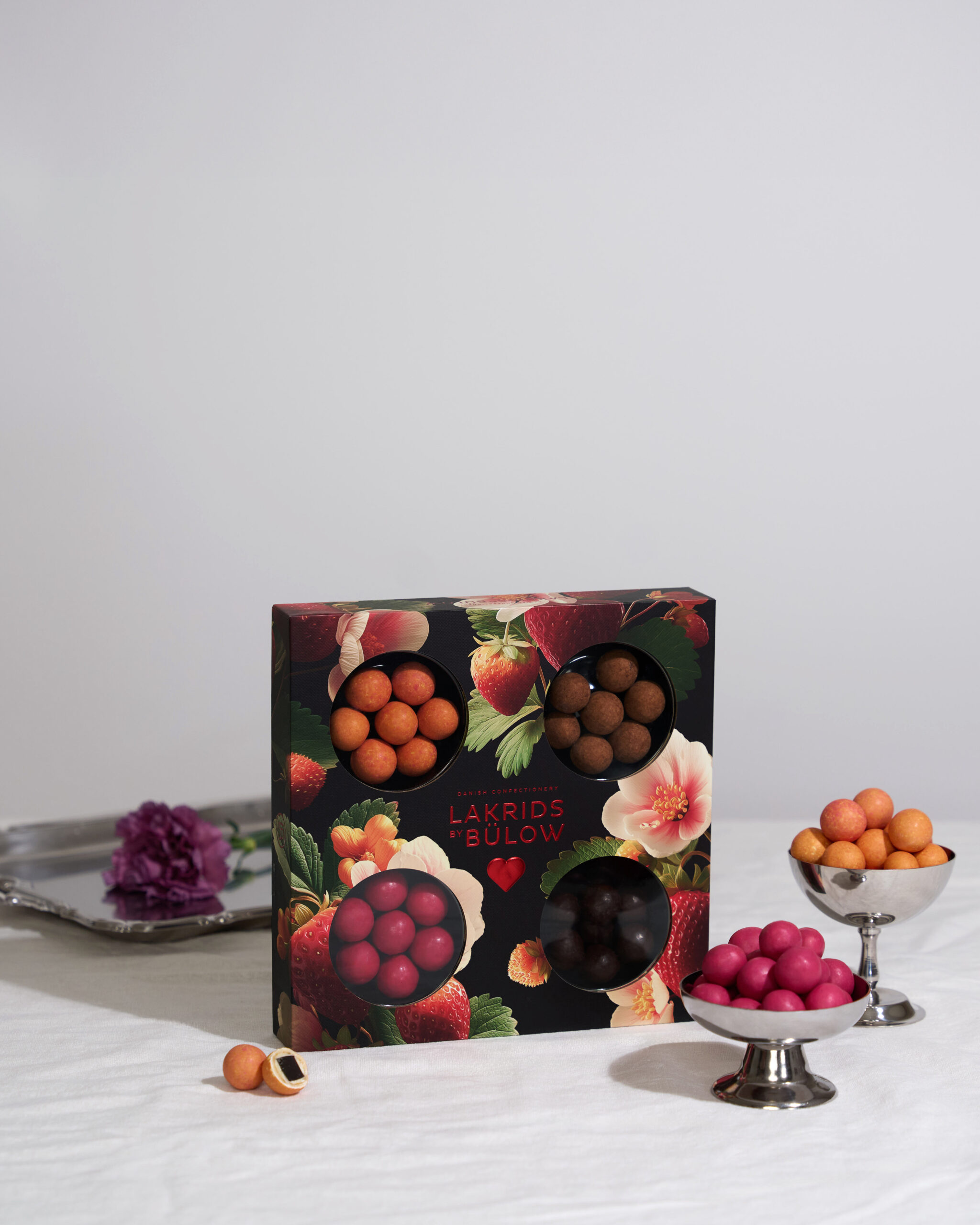 Lakrids by Bülow SMALL LOVE SELECTION BOX 175g - Kuva 1