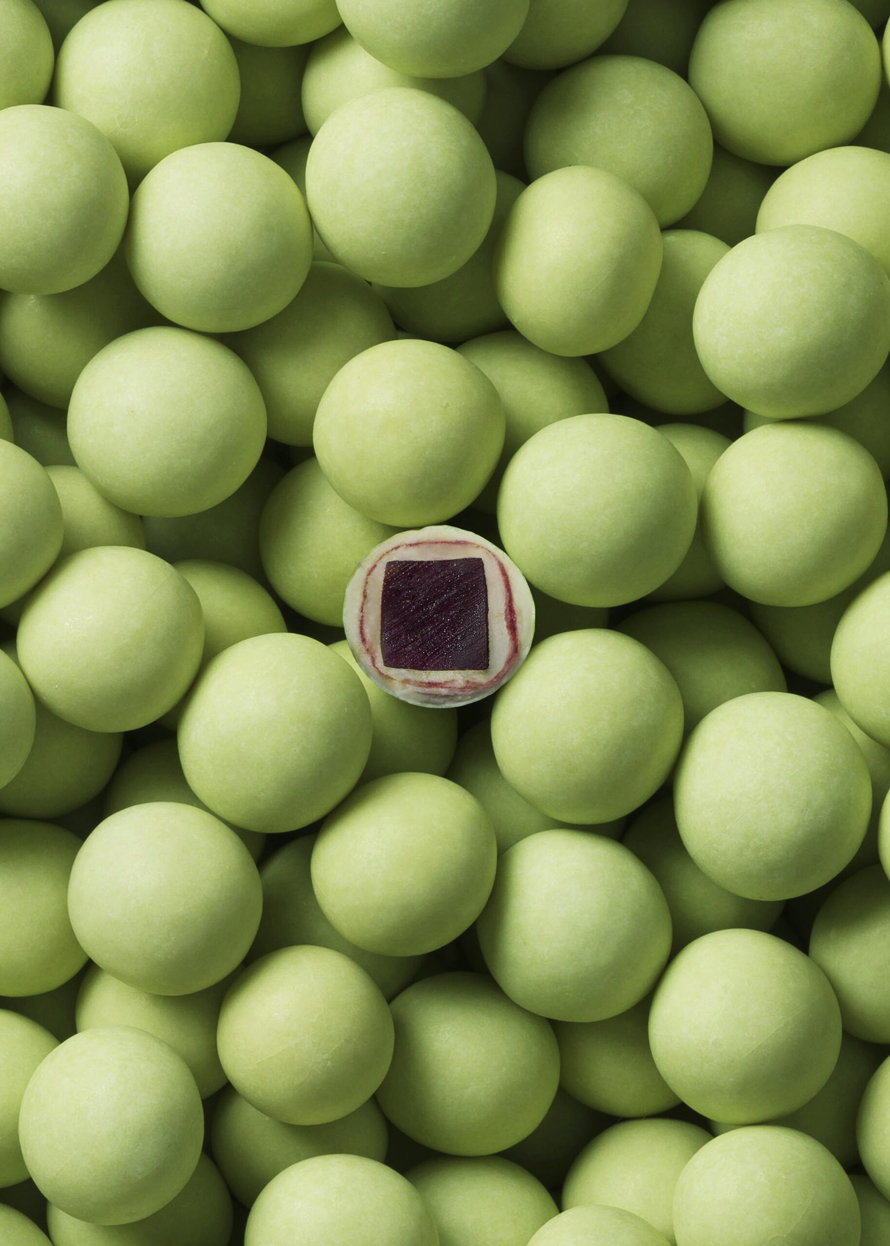 Lakrids by Bülow C – SOUR STRAWBERRY – SMALL 115g - Kuva 1