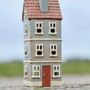 Ib Laursen harmaa lasitettu keraaminen talo