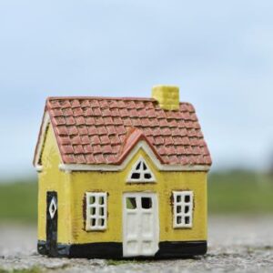 Ib Laursen keltainen lasitettu keraaminen talo