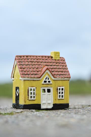 Ib Laursen keltainen lasitettu keraaminen talo