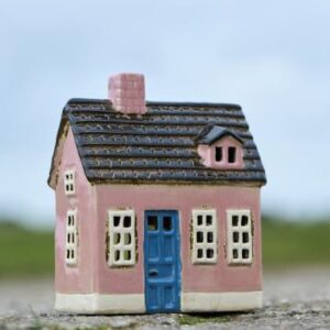 Ib Laursen vaaleanpunainen lasitettu keraaminen talolyhty